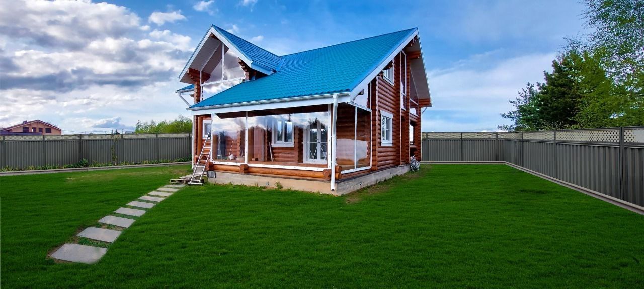 Мягкие окна на веранде загородного дома в Сельце